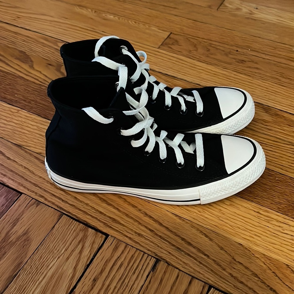 Brand new women’s black Converse